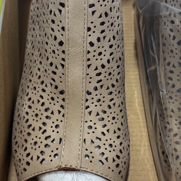 Elect Caged Geometric Laser Cut Out Peep Toe Slingback Chunky Stacked Heel - Picture 4 of 5